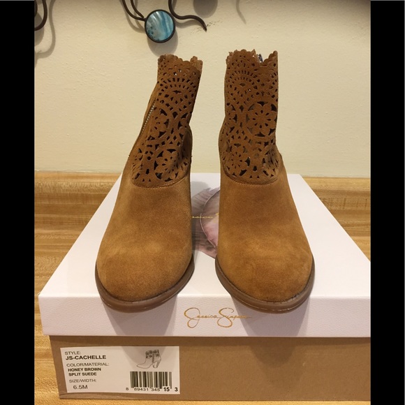 NWT~Jessica Simpson Laser Cut Suede Booties - Picture 4 of 7